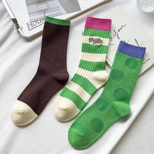 Kadınlar Çorap Sonbahar ve Kış Yeşil Çizgili Retro Kadın Orta Tüp Çorapları Ağ Kırmızı Çift İğne Uzun Pamuk