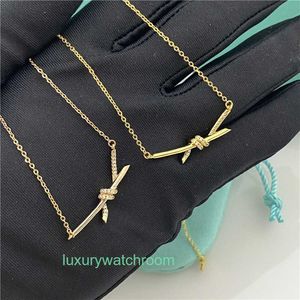 Luxury Tiifeniy Designer Pendant Necklaces Butterfly Knot Necklace with Diamond Electroplated Rose Gold Trend Personalized Titanium Steel Lock Bone Chain