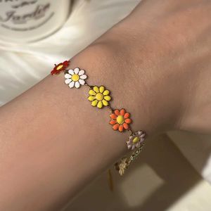 Bangle Fashion Sweet Daisy Chain Armband For Women Multicolor Flower Emalj Beaded Armband Minimalistiska vänskap Boho smycken gåvor
