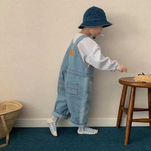 Overalls New spring baby jumpsuit for children lightweight blue loose denim top for boys bib pants for girls all matching casual Trousers d240515
