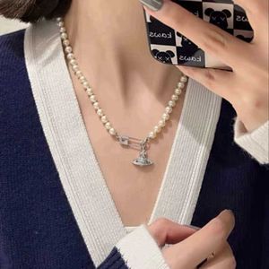 المصمم Vivienen Westwoods جديد Viviane High Version Empress Dowager West Pin Pearl Full Diamond Necklace Womens Classic Saturn Clip G3V8