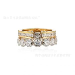 Designer Westwoods bär en dubbelskiktad två i en ring. kan dela hela diamantmatchande ringspik