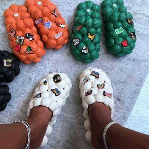 Hot Beach Sandals Women Summer Bubble Slides With Charms Chain Couples Besch Shoes Designer Flip Flops Inomhus Badrumsmassage tofflor 0528