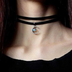 Chokers Double layered black necklace crescent pendant declaration Gothic witch half moon womens necklace jewelry gift d240514