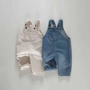 Overalls Spring 2024 New Baby Sleeveless Denim jumpsuit for newborns boys cute pockets jumpsuit for young children girls solid wrapped childrens clothing d240515