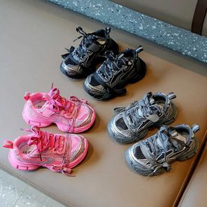 Sneakers Spring New Childrens Buty sportowe Dziewczęta moda Niezdarne buty sportowe chłopcy oddychanie bez poślizgu swobodne buty dziecięce buty do chodzenia Baby D240515