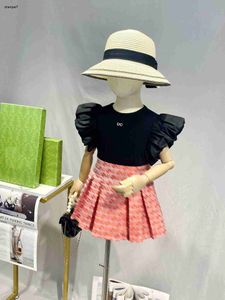 Topp Princess Dress Kids Tracksuits Designer Babykläder Storlek 100-150 cm Liten Flying Sleeve Design T-shirt och veckad kjol 24April