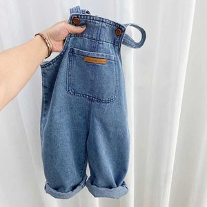 Overalls Fashion baby denim top spring and autumn blue jeans shoulder strap jumpsuit Korean loose fitting boys and girls jeans 2-6 years old d240515