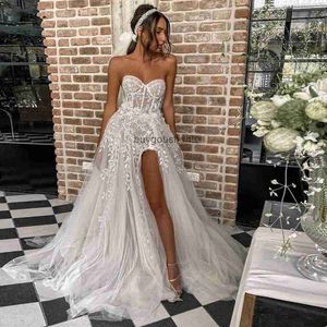 2021 Sexig Beach Boho A Line Wedding Dresses Marriage Brudklänningar för brud Eleganta spetspärlor Stropplös illusion ren ärmlös hög sida delad prinsessa plus storlek