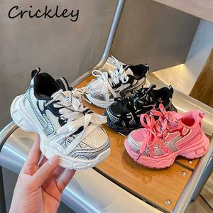 Sneakers Modna łatka praca dziewczyna i chłopiec sportowe buty z siatką i pętlą dziecięce buty do biegania oddychające miękkie podeszwy butów sportowych D240515