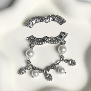 Spegni all'ingrosso Desinger Crystal Pearl Letter Pins Gioielli di marca Women Men Vintage BreadPin Lovers Wedding Party Accessori Regalo di compleanno