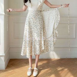 En bit chiffongkjol för kvinnors sommar ny stil med bindning skinkor lindade rufsade kant lindade kjolar hög midja a-line blommig kjol