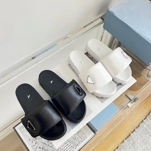 Nuovo sandalo in gomma Luxury Slipper Designer Sliders Womens Mule Summer Triangle Piattaforma morbida Slide Slide Scarpe Fashi