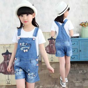 Overalls New Girl Wears Summer Girl Jeans Princess Love Clothing Girl Bow and Flower Decoration Childrens Shorts Childrens Clothing d240515