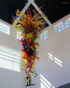 الثريات على طراز Chihuly على غرار الثريا الزجاجية متعددة الألوان معلقة تبين الإضاءة الطويلة للسلالم لوبي الدرج