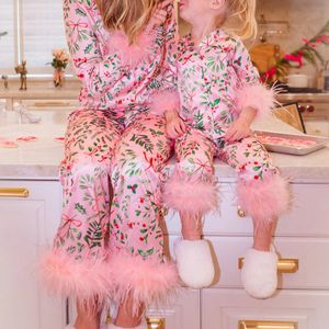 Hirigin Mommy and Me Christmas Pajamas Set Set Set Feather Trint Long Rleeve Button Down Passing Xmas Polety dla matki córki 240507