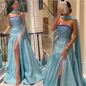 Partykleider Yipeisha Saudi -Arabien Prom Frauen formelle Abendkleider Perlen trägerloser Satin bodenlange geteilte Abendessenkleid