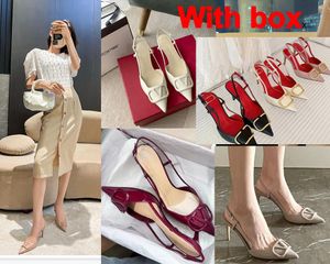 Varumärke Kvinnors sommarsandaler Luxury Designer V High Heel Brand Summer Designer Women's Sandals High Heels Leather Metal V Buckle Pointed Toe Stiletto