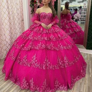 Rose Röd från axeln Quinceanera Dress Ball Gown Lace Applique Beading Tull Sweet 16 Vestidos de XV 15 Anos Party Formal Gown