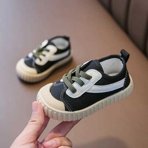 Sneakers baby canvas skor dagis klassisk mjuk och andbar casual pojkar och flickor skor bekväma förskola sportskor baby promenad skor d240515