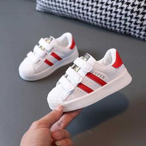 95E8 Sneakers Childrens sports shoes childrens fashion design white anti slip casual boys and girls hook breathable outdoor d240515