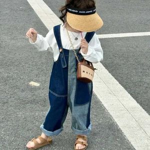 Overall 2023 Autumn New Childrens Denim Cover Baby Boys Casual Trousers Girls Loose Cover Baby Jeans med byxor Childrens Clothing D240515