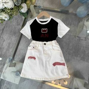 Top Girls Dress Summer Baby Tracks Duits Kids Designer Kläder Storlek 110-160 cm Kontrast Patchwork T-shirt och Plush Logo Kort kjol 24May