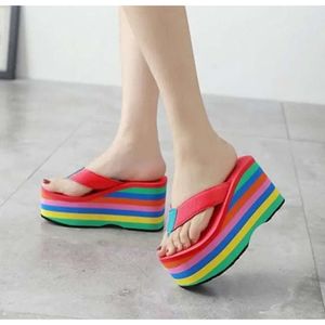 All'ingrosso 2024 donne infradito sandali Nuovo piattaforma di fondo spessa pantofole Slope Beach Beach Female Rainbow colorato Slippista G5SL# A313