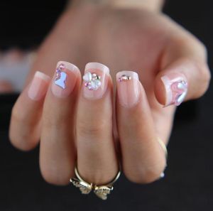 Krótki kwadrat francuskie Fałszywe paznokcie miłosne ozdobne krysztanie śliczne nagie akrylowe paznokcie prasa