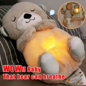 Baby respirando urso bebê calmante lontra luxuosa brinquedo bebê bebê calmante música adormecida companheiro sono e um brinquedo de boneca leve 240515