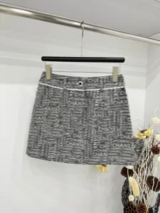 2024デザイナーニューウォッシュグレーチェーンスカート女性ボタンレター刺繍ミニストレートスカートレディースオールマッチスカート