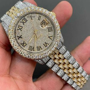 Um impressionante relógio de diamante redondo de moissanita de aço inoxidável criado para homens que simboliza a vanguarda da moda de hip hop