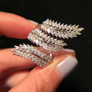 ウェディングリングHuitan Bling Womens RingフルサイズCubic Zirconia Leaf Sparkling Wedding Party Fashion Jewelry Q240514