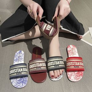 Designer tofflor kvinnor glida sandaler designer skor lyx glid sommar mode bred platt hala tjocka sandaler tofflor 1688168