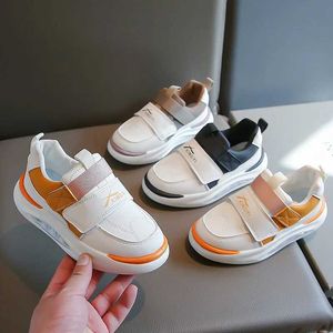 Sneakers babyskor 2024 Vår/sommar nya pojkar och flickor sportskor mjuka ensamma brödskor pojkar sportskor barns mjuka ensamma babyskor D240515