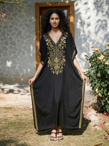 Elegant guldbroderad V-ringning Kort ärm i Plus Size Black Kaftan 2024 Sommarkvinnors mysiga strandklänning Baddräkt täcker Q1642