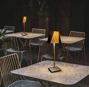 Lampy stołowe bezprzewodowa metalowa lampa biurka dotyk Lampa stołowa 3 Kolorystyka SPELLESPLEMIble Divowble Bateria Nocna światło dla sypialnideskcafe