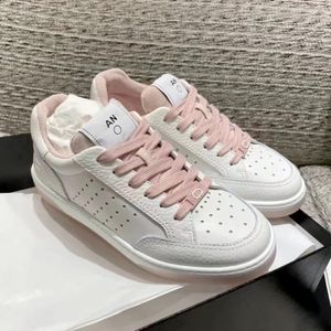 Ny stilstorlek 35-40 kvinnor sport vit basket sneaker lyxdesigner äkta läder sommarplattform avslappnad sko utomhus run promenad mens platt tränare damer gåva