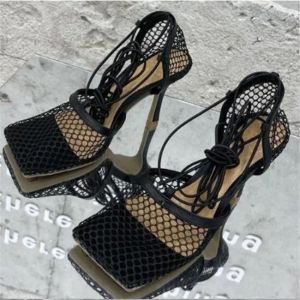 Designerin neuer sexy Mesh Pumps Sandalen weibliche quadratische Zehen High Heel Schnürung Kreuz gebundene Stiletto Hollow Dress Shoes Plus Size 35-43