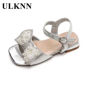 Sandaler Girls Silver Sandals Summer Childrens Pink Princess Shoes 2023 Ny Crystal Bow Childrens Performance High Heel Shoes Flash Shoes D240515