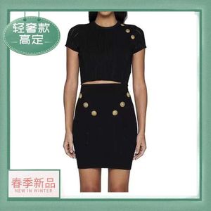 2024 Vår/sommar Ny mångsidig guldknapp Tunga industrin Topp Slim Fit Women's Sleeve Sticked Shirt Round Neck Short Style