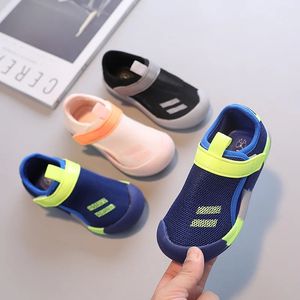 Детские сандалии мальчики дышащие сетчатые спортивные девочки для девочек защита от мягкой подошвы повседневной обувь 2336 240506