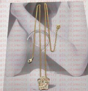 Modedesigner halsband V Letter Pendant Banshee Head 18K Gold Plated Womens Ve44871697