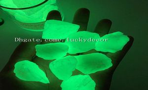 1000G råa grova fluorescerande stenar glöd i den mörka magiska kristallstenen grön blå lysande ädelstenbitar för akvariumträdgård dec2063491