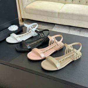 Designer Sandaler Kvinnor Flat Sandalskor Guldmetallkedja Casual Sandal Öppen Tå Ankel Strap Round Head Sandale Letter Buckle Summer Beach Top Quality Outdoors Shoe