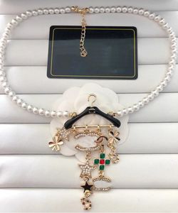 Luxury Charm Fashion Diamond Halsband Designer Märke smycken Tillbehör Letter Choker Pendant Halsband Tröja kedja