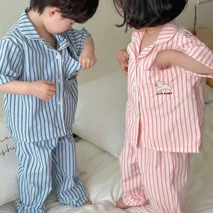 Pyjamas barns sommarkläder set koreanska pojkar och flickor fashionabla randiga bomullspyjamas barns mjuka andningsbara hemkläder D240515