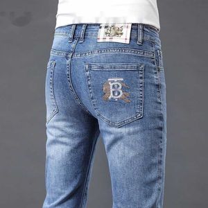 Herren Jeans Designer europäischer Sommer Slim Fit Stickerei Modemarke Elastizität kleiner gerade Beinhosen vielseitig High -End -Freizeit für Männer v6ve