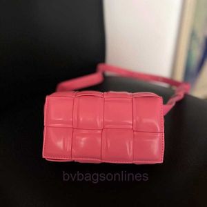 Botteg Venet High -End -Designer -Taschen für Frauen gewebte Tasche 2024 Frühlingsbeutel kleiner Tailentasche süße rosa Crossbody -Tasche Original 1: 1 mit echtem Logo und Schachtel