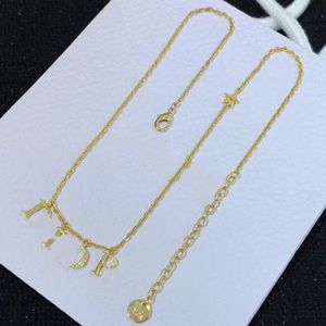 Nytt kvinnors hänge halsband Diamond ClaVicle Necklace Fashion Chinese Style Classic Letter Necklace